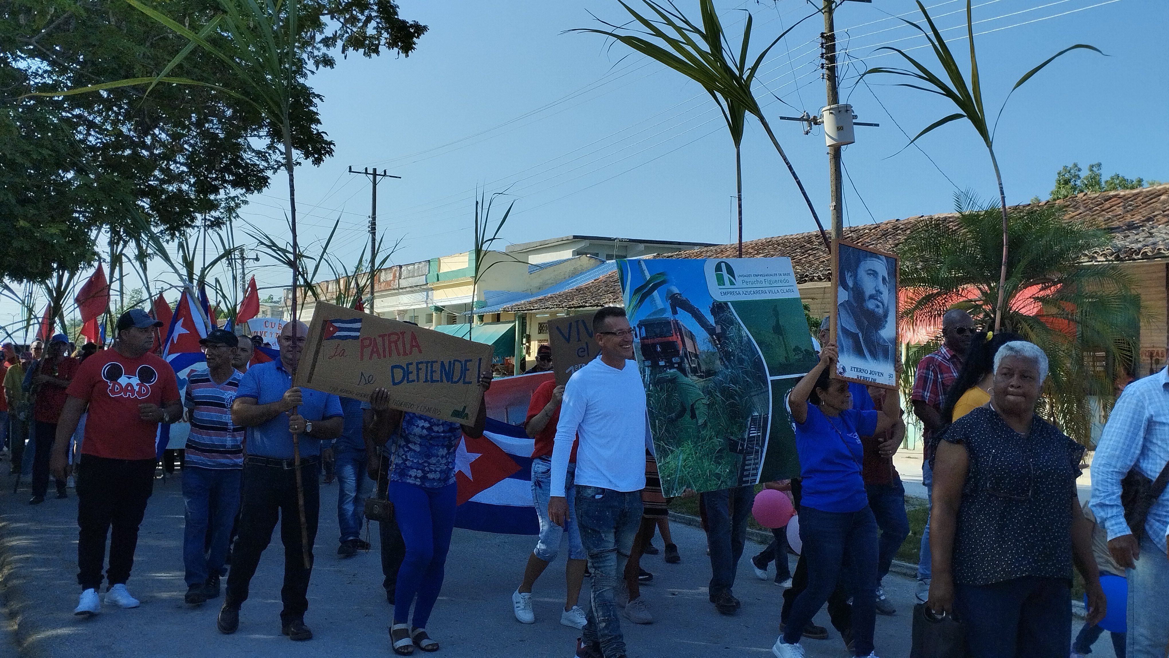 Trabajadores de Encrucijada protagonizan desfile por el Primero de Mayo