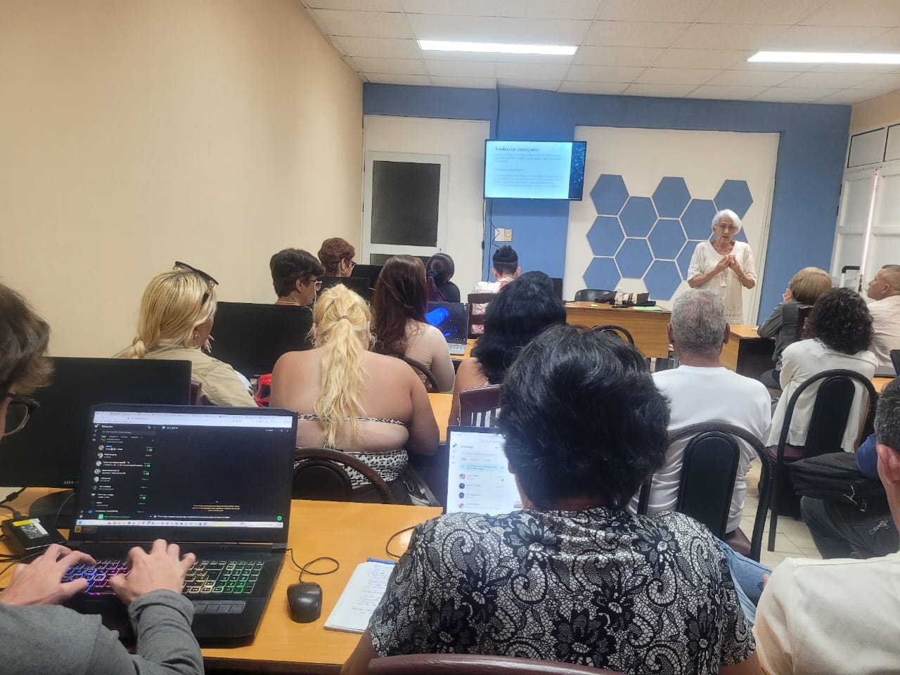 Participan profesionales villaclareños en la capacitación “IA Estratégica: productividad y valor empresarial”