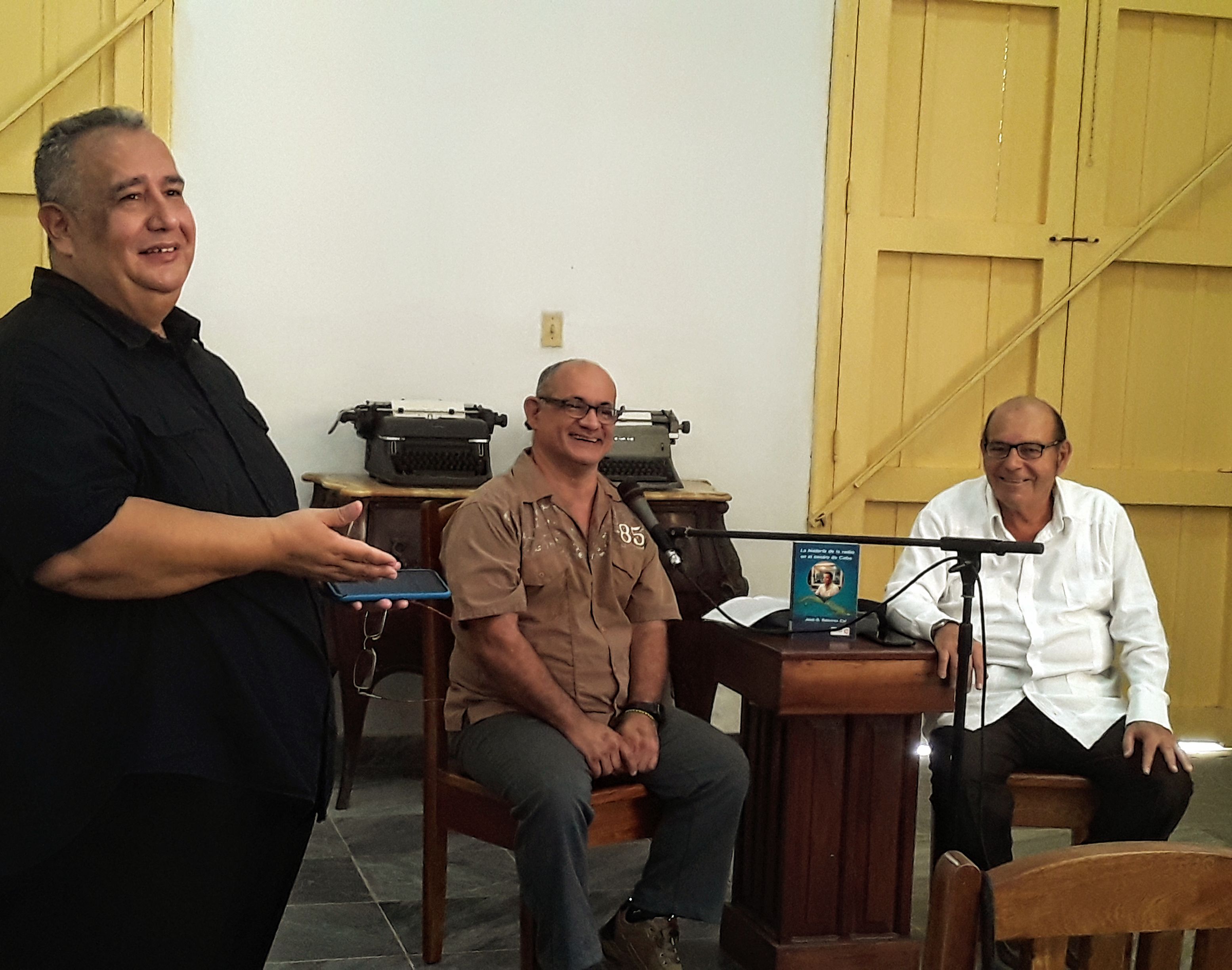 Un libro sobre la radio en el Centro, que dignifica la profesión