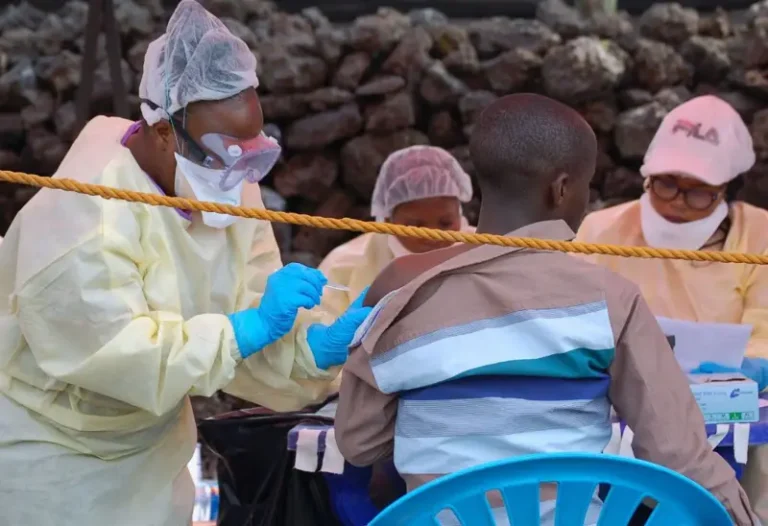 Qué tan preocupante es el brote de ébola que ya causó 139 muertes y se está propagando más rápido de lo que se pensaba, según la OMS