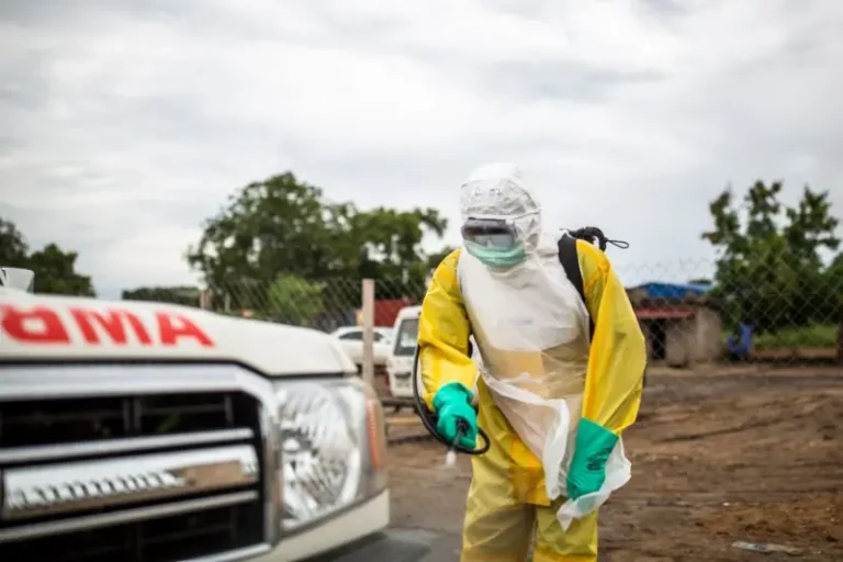 Qué tan preocupante es el brote de ébola que ya causó 139 muertes y se está propagando más rápido de lo que se pensaba, según la OMS