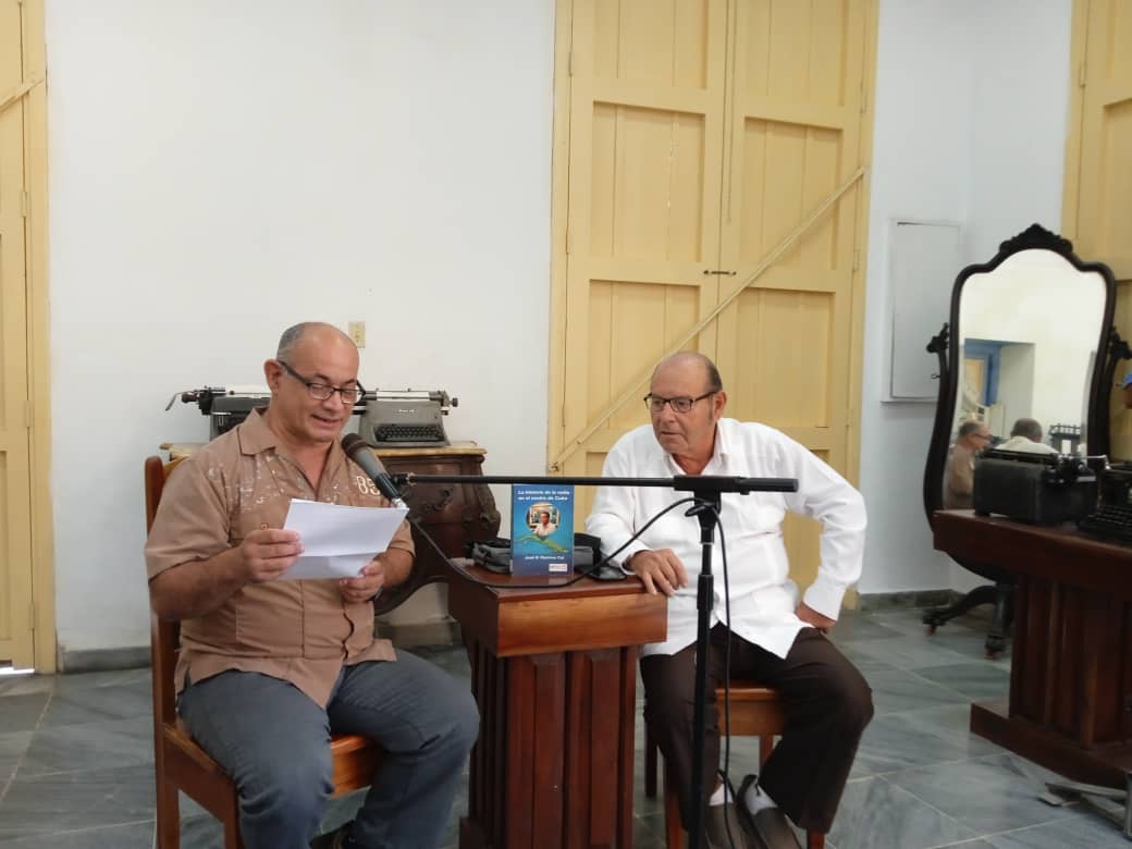 El periodista y escritor Yamil Díaz Gómez presentó el libro La historia de la radio en el centro de Cuba, de José Gabriel Ramírez Cal. 
