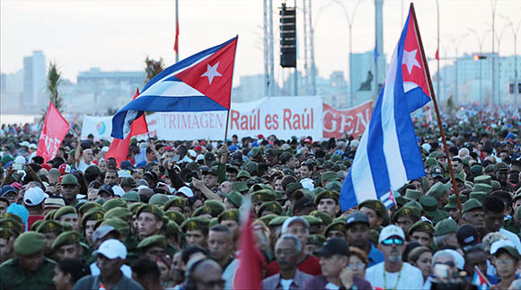 Miles de cubanos asisten a la Tribuna Antimperialista José Martí para mostrar su apoyo a Raúl y a la Revolución cubana. Foto: Abel Padrón Padilla/Cubadebate.