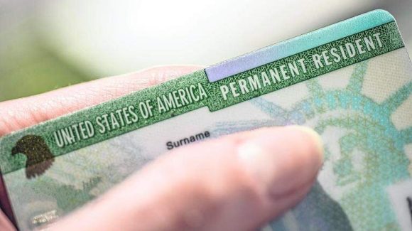 Endurece Trump requisitos para “green card”: Migrantes temporales deberán salir de EEUU