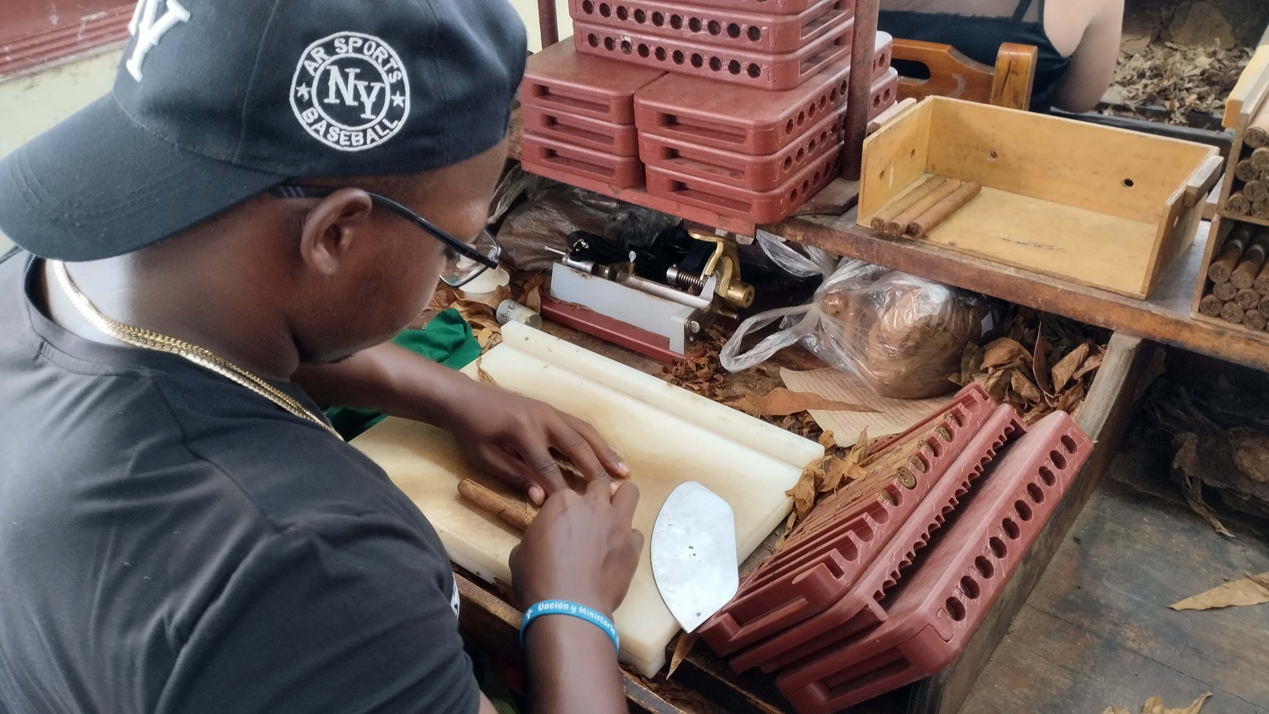Manos que sostienen tradición desde la UEB Tabaco Torcido en Encrucijada