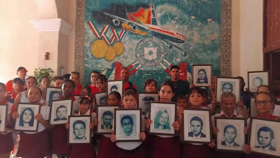 Estudiantes de escuela Mártires de Barbados recuerdan a las víctimas del crimen de 1976