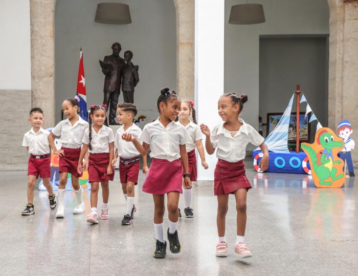 Continúa la producción y comercialización de uniformes para grados priorizados