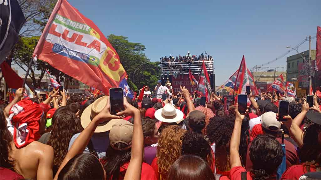 Lula busca remontada electoral entre banderas y consignas
