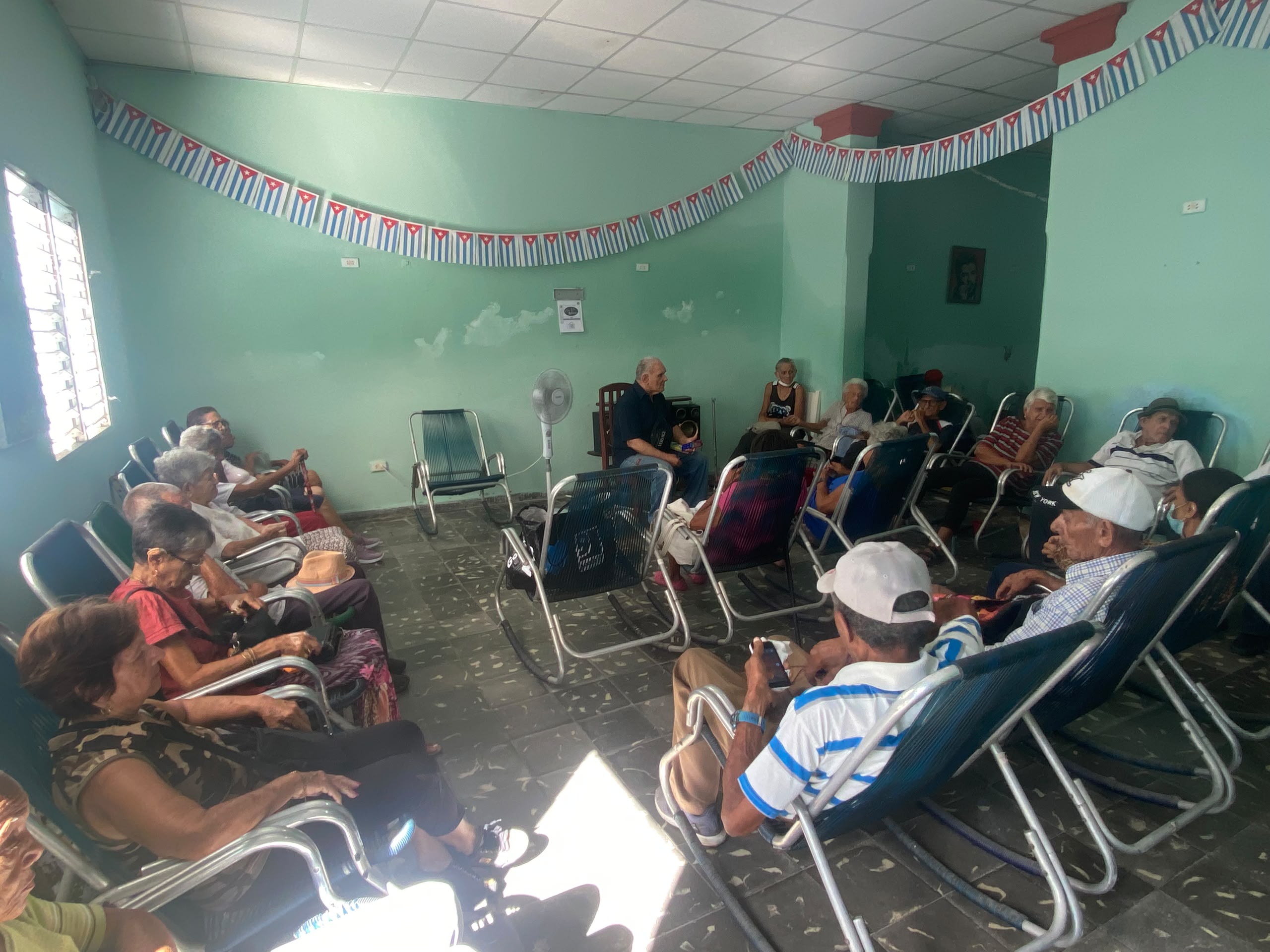 Entre la distracción y el aprendizaje, taller de lectura en el Hogar de Ancianos No. 1 de Santa Clara