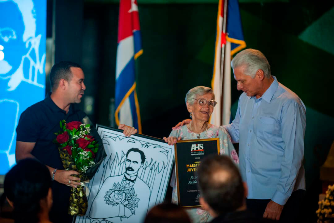 En la celebración fueron entregados los premios Maestro de Juventudes a un grupo de personalidades, entre los que se encuentra la promotora cultural santaclareña Marta Anido Gómez Lubián.