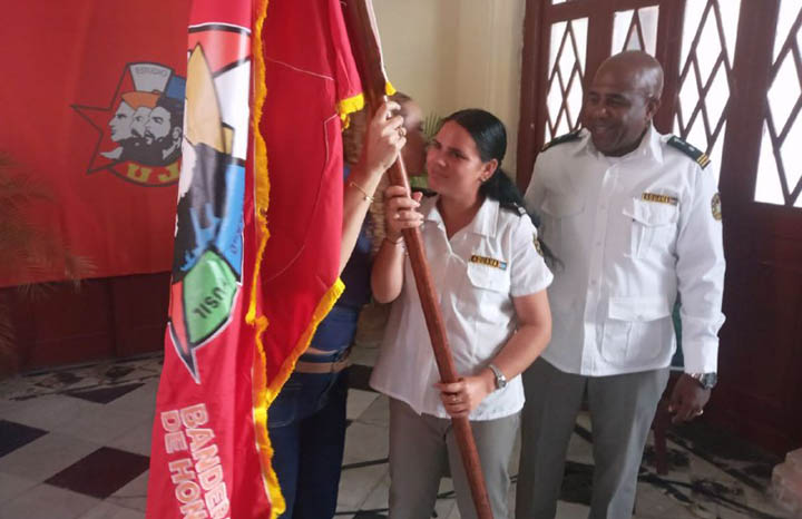 Reconocen labor de jóvenes aduaneros con Bandera de Honor de la UJC