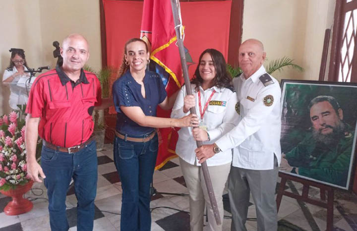 Reconocen labor de jóvenes aduaneros con Bandera de Honor de la UJC
