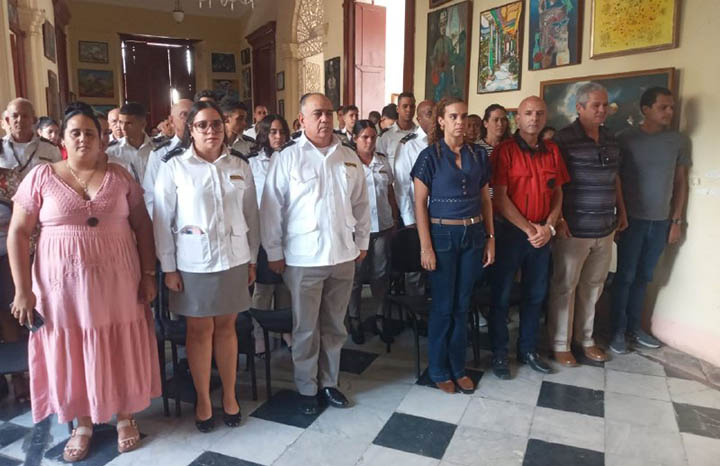 Reconocen labor de jóvenes aduaneros con Bandera de Honor de la UJC