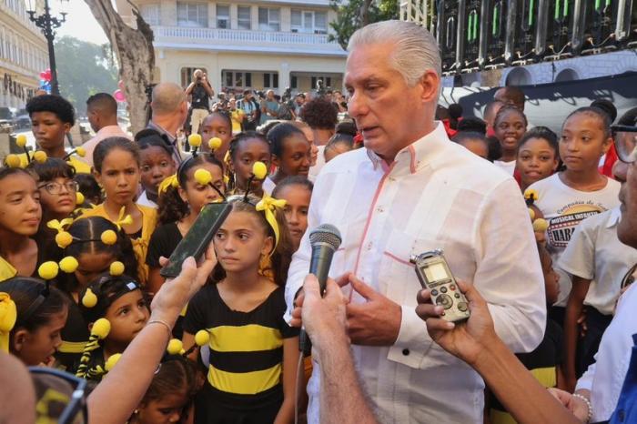 Díaz-Canel: «Mientras haya en Cuba aulas con estudiantes, y escuelas con maestros, hay nación, hay Patria, hay Revolución y hay Socialismo»