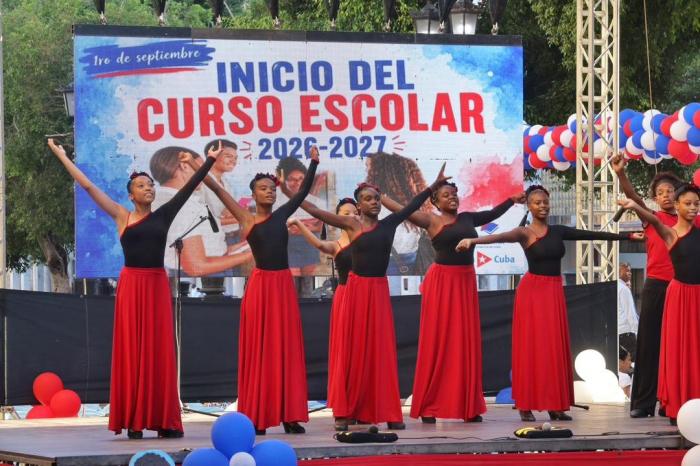 Díaz-Canel: «Mientras haya en Cuba aulas con estudiantes, y escuelas con maestros, hay nación, hay Patria, hay Revolución y hay Socialismo»