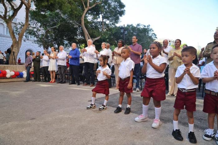 Díaz-Canel: «Mientras haya en Cuba aulas con estudiantes, y escuelas con maestros, hay nación, hay Patria, hay Revolución y hay Socialismo»