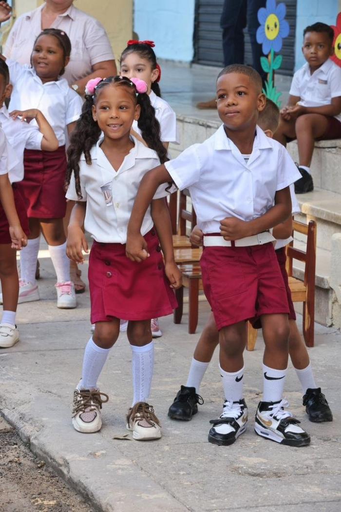 Díaz-Canel: «Mientras haya en Cuba aulas con estudiantes, y escuelas con maestros, hay nación, hay Patria, hay Revolución y hay Socialismo»