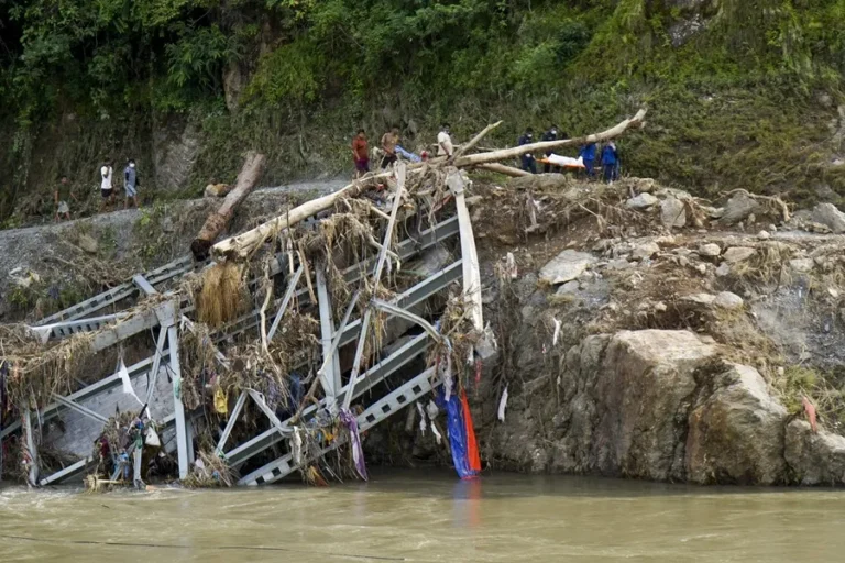 Riada en la frontera entre Nepal y China supera el millar de fallecidos