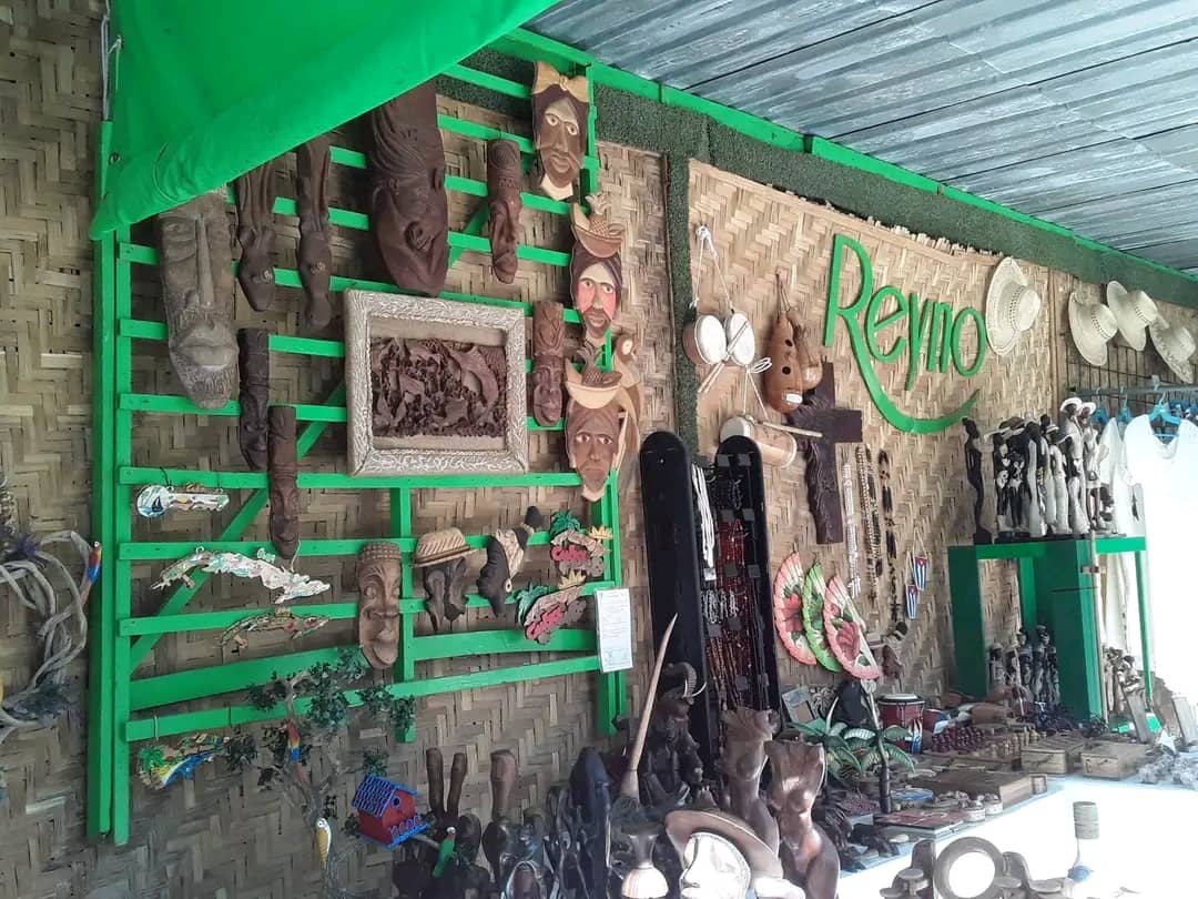 Renov a da oferta artesanal en el boulevard de Santa Clara