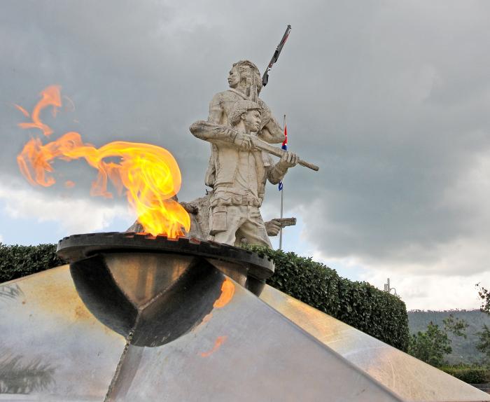 Hasta el mausoleo a la memoria del Comandante Almeida peregrina el pueblo cada año, en nombre de un país que lo honra como alto símbolo de la Revolución. Foto: Juvenal Balán