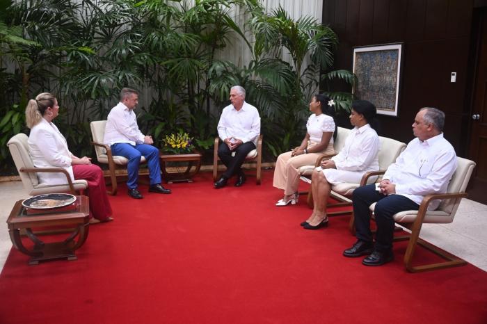  Díaz-Canel expresó a los directivos la voluntad política y de gobierno de la Mayor de las Antillas para seguir apoyando el deporte paralímpico. Foto: Estudios Revolución 