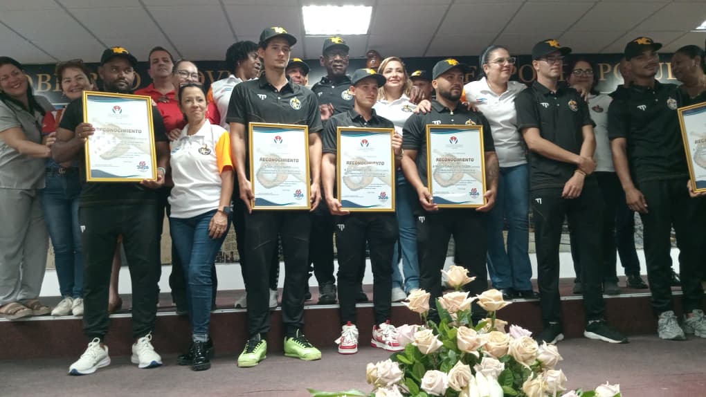 Abanderan equipo Villa Clara de béisbol para la 65 Serie Nacional de Béisbol